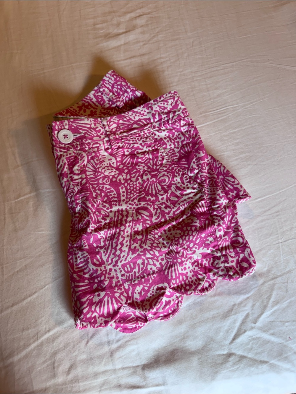 Lilly Pulitzer Pink & White Scallop-Hem Mini Shorts. Size 00